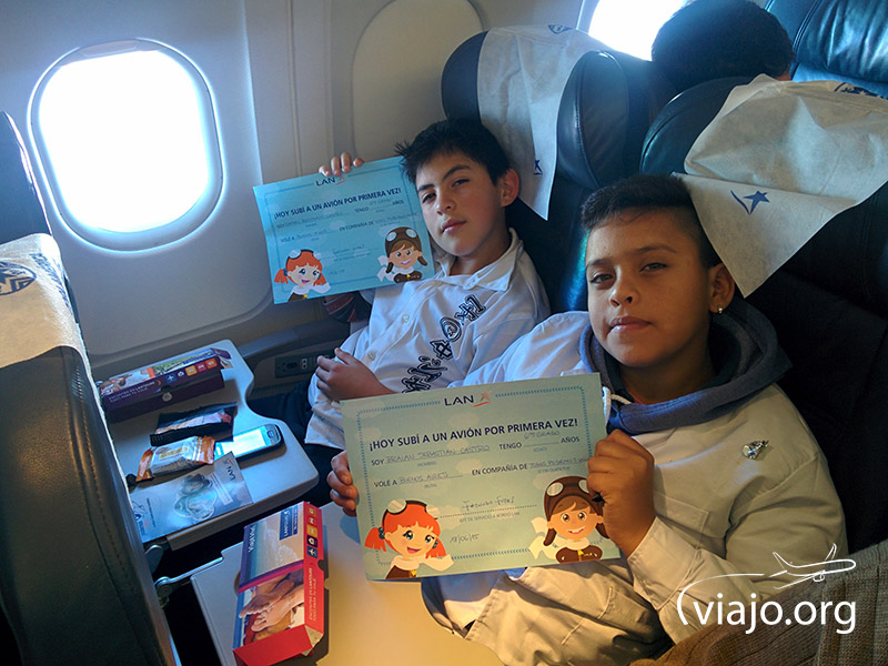 Lucen emocionados sus certificados de Primer Vuelo