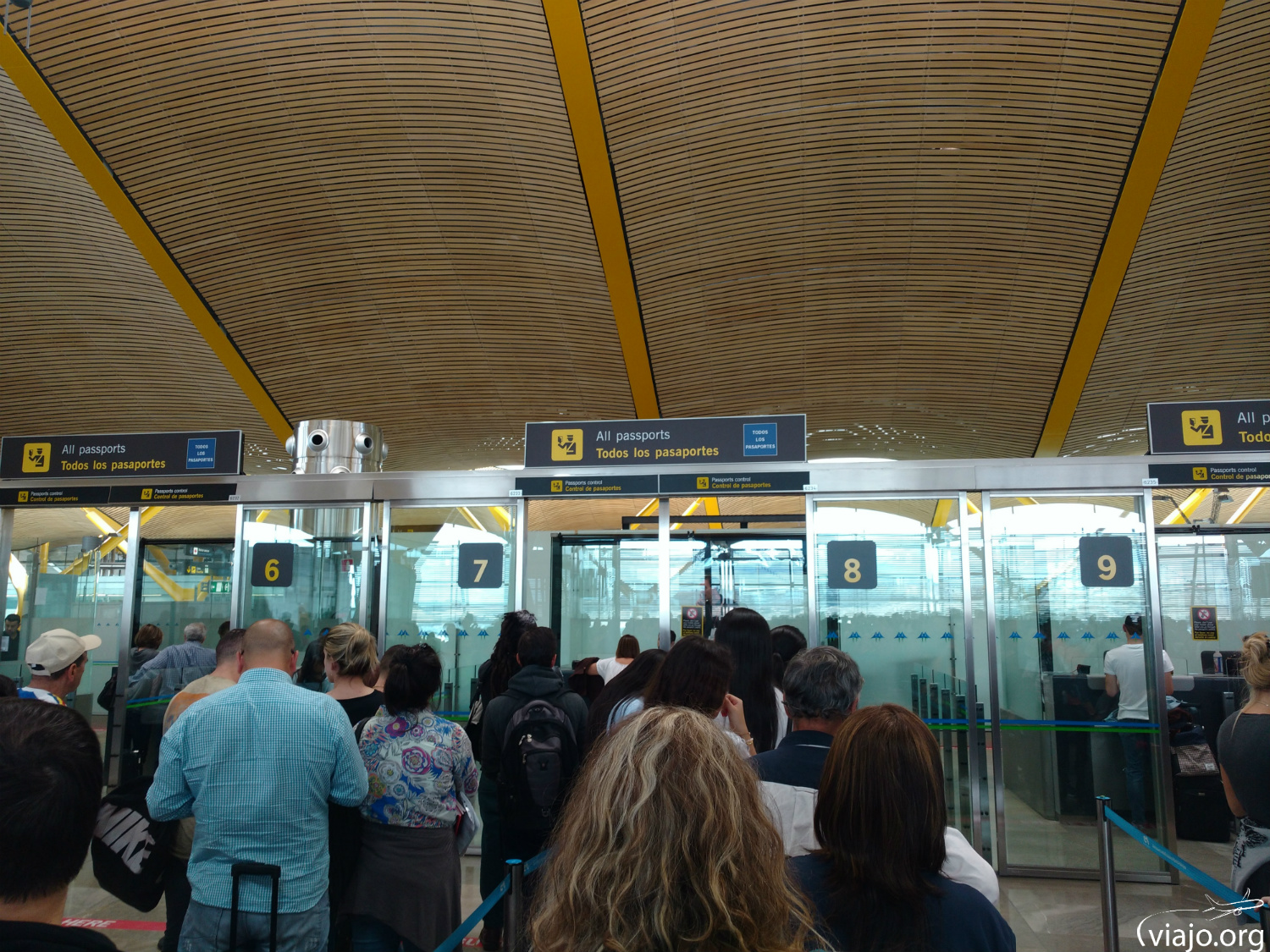 La foto que tomé mientras esperábamos nuestro turno de migraciones en Barajas.